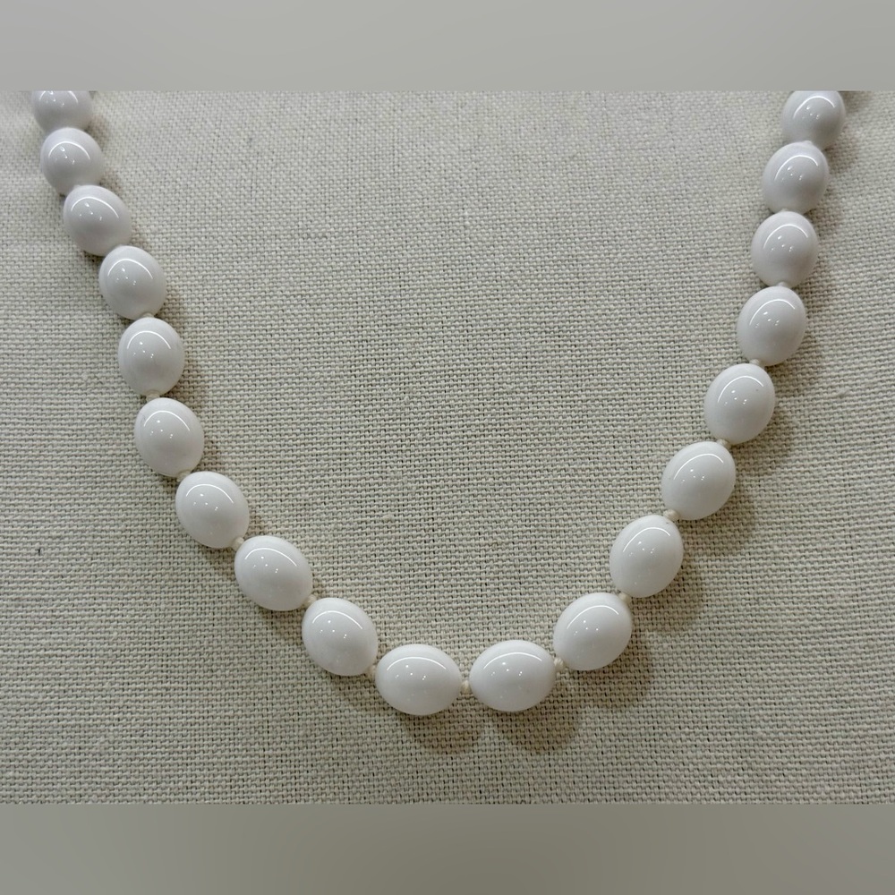 🤍 Vintage Crown Trifari White Bead Necklace – Classic Elegance ✨ - Picture 2 of 4
